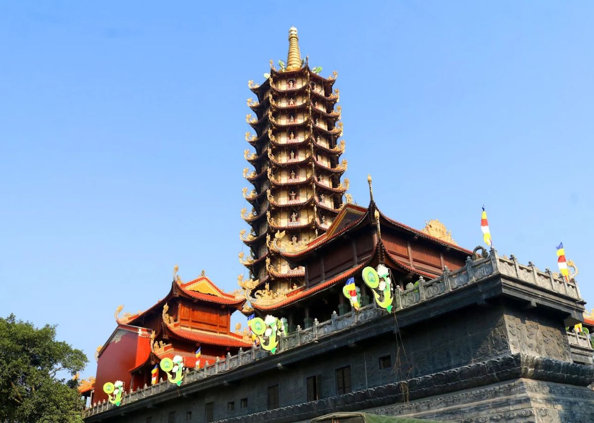 Bảo tháp 15 tầng tại chùa Thánh Quang