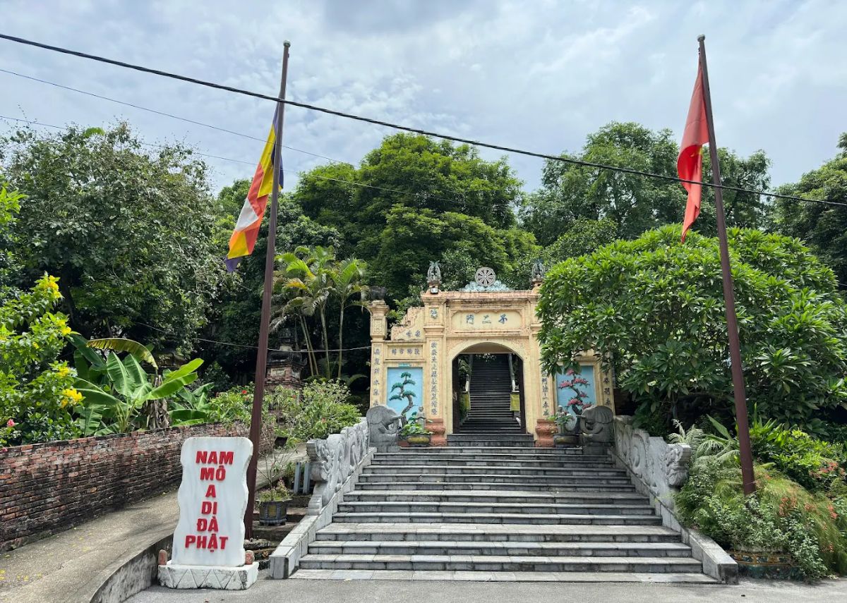 Bên ngoài chùa Tiêu Bắc Ninh