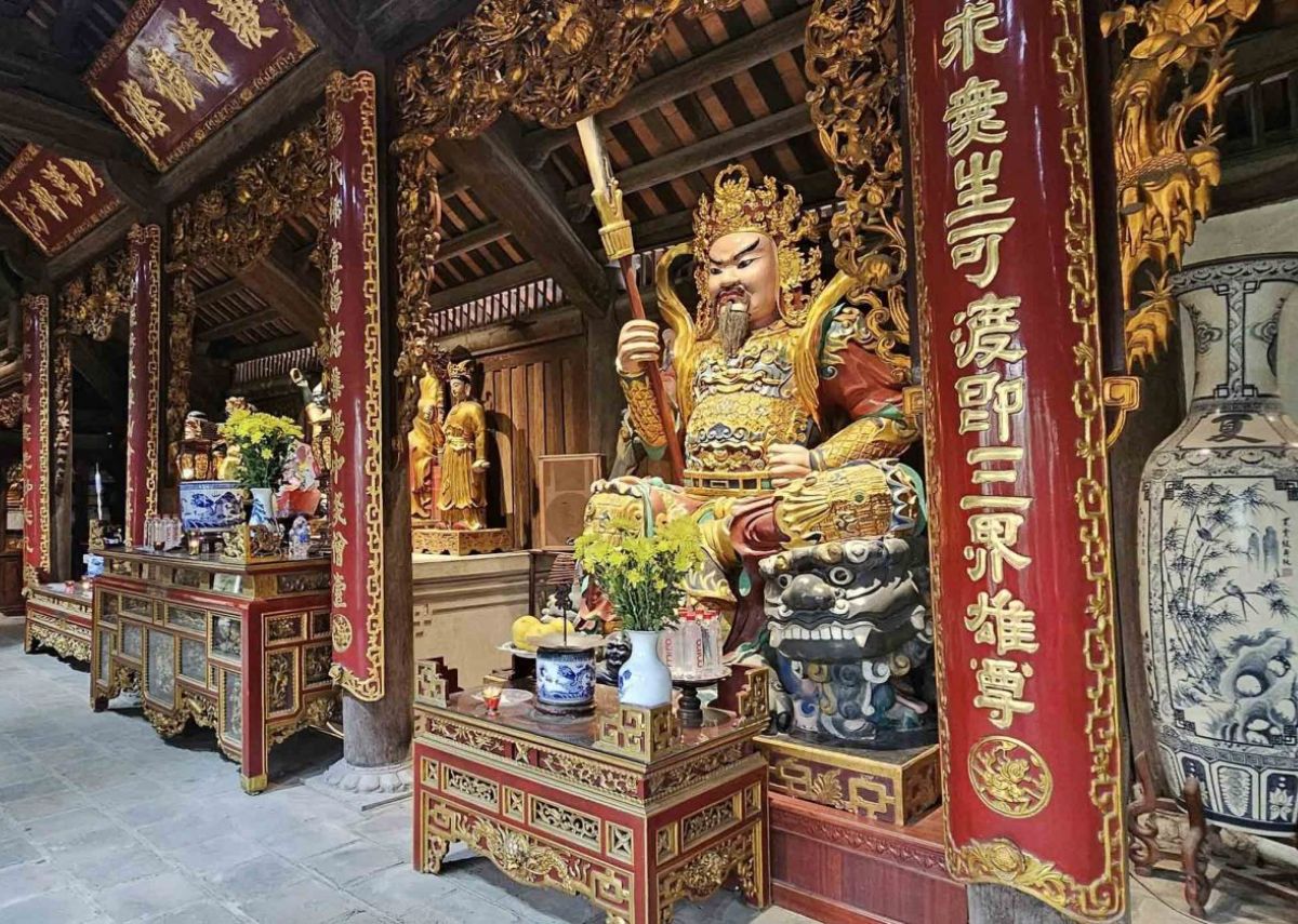 Bên trong chùa Phật Tích