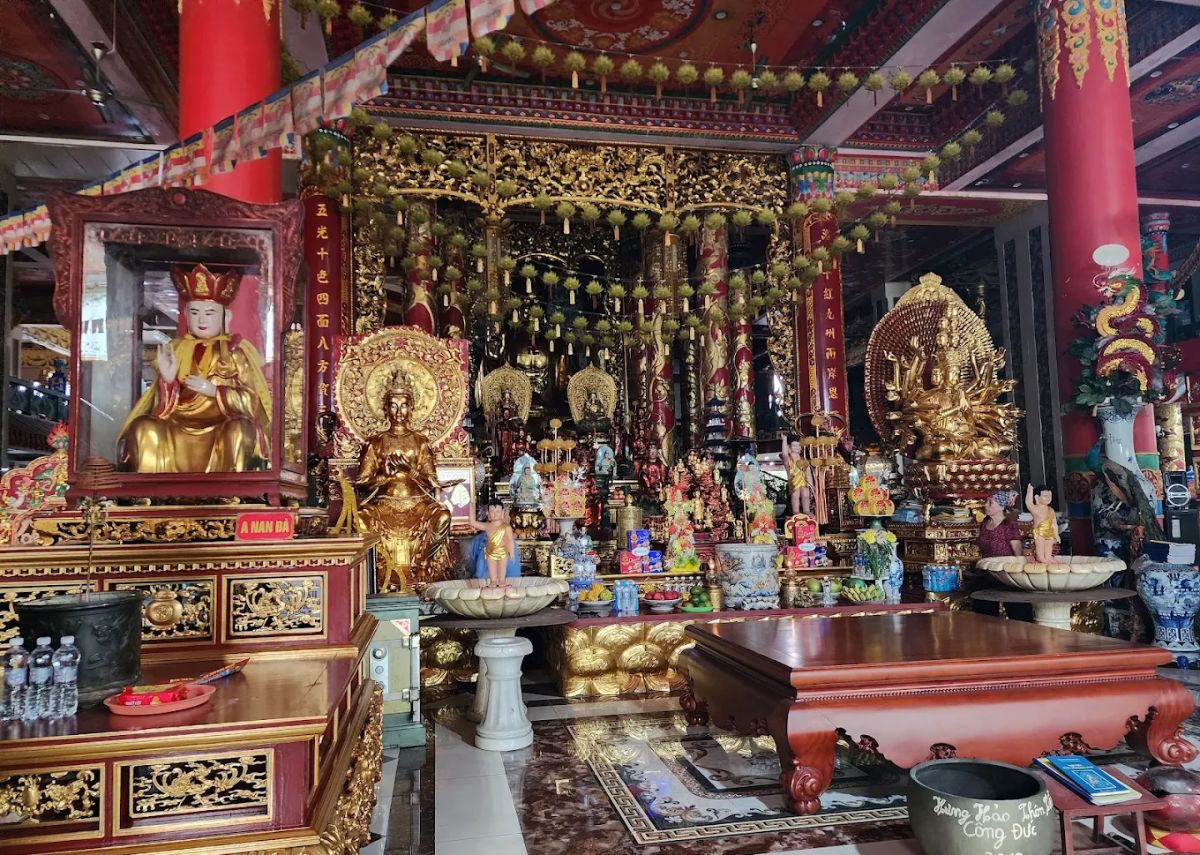 Bên trong chùa Thánh Quang