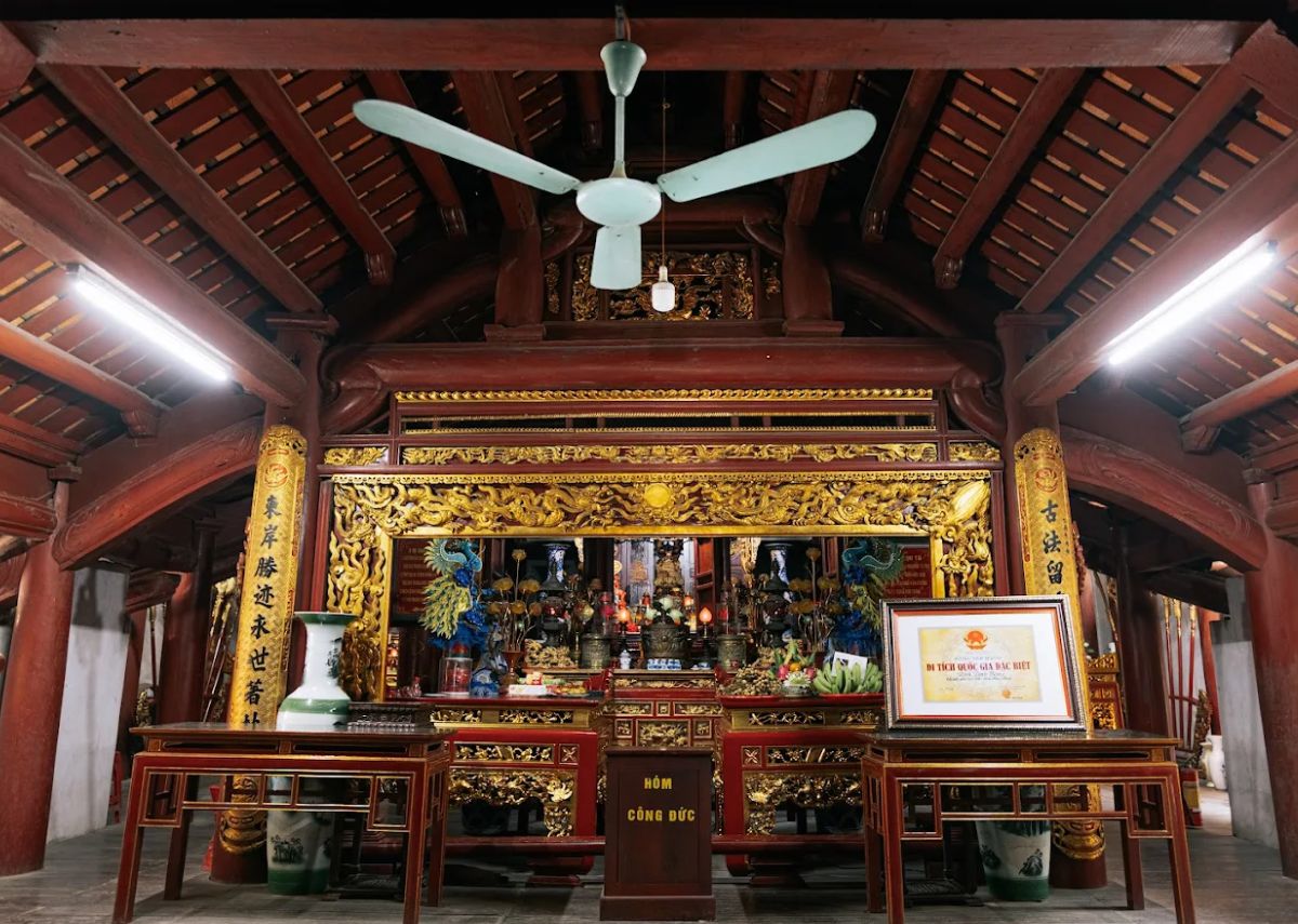 Bên trong đình Đình Bảng
