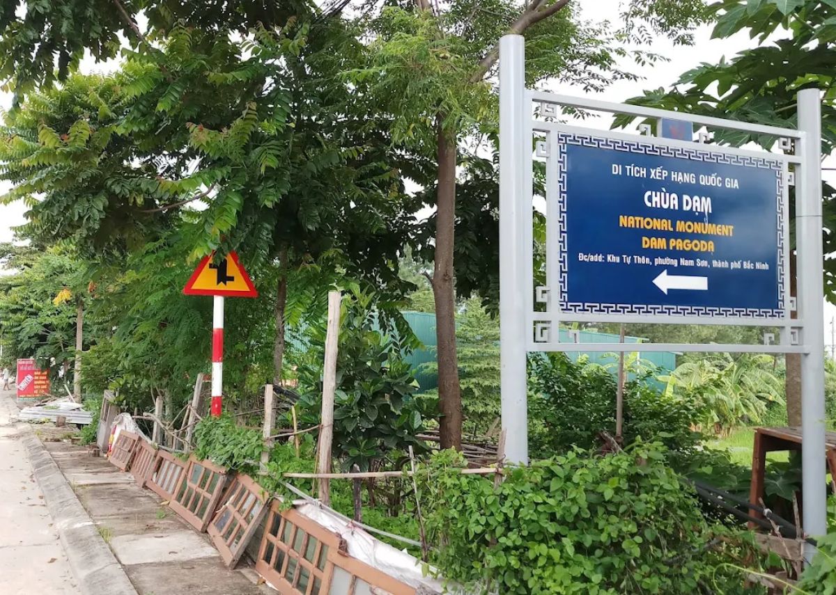 Biển chỉ dẫn đến chùa Dạm 