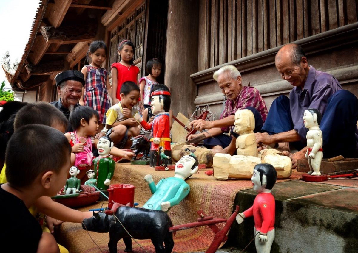 Các nghệ nhân biểu diễn múa rối nước Thanh Hải