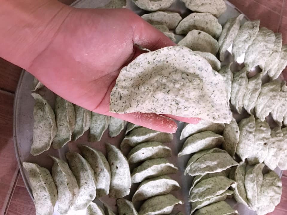 Cách nặn bánh khúc làng Diềm