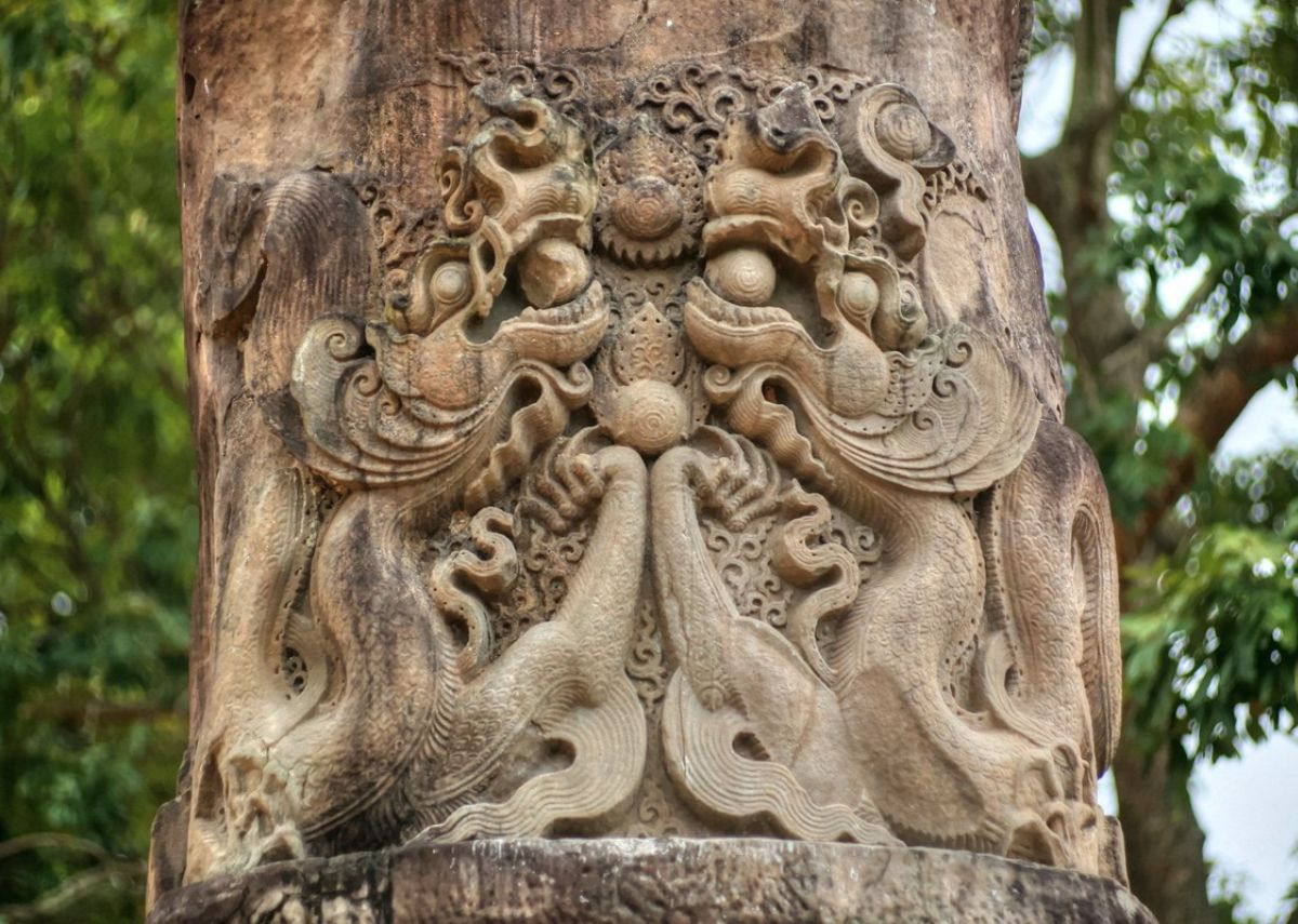 Chạm khắc trên cột đá ở chùa Dạm