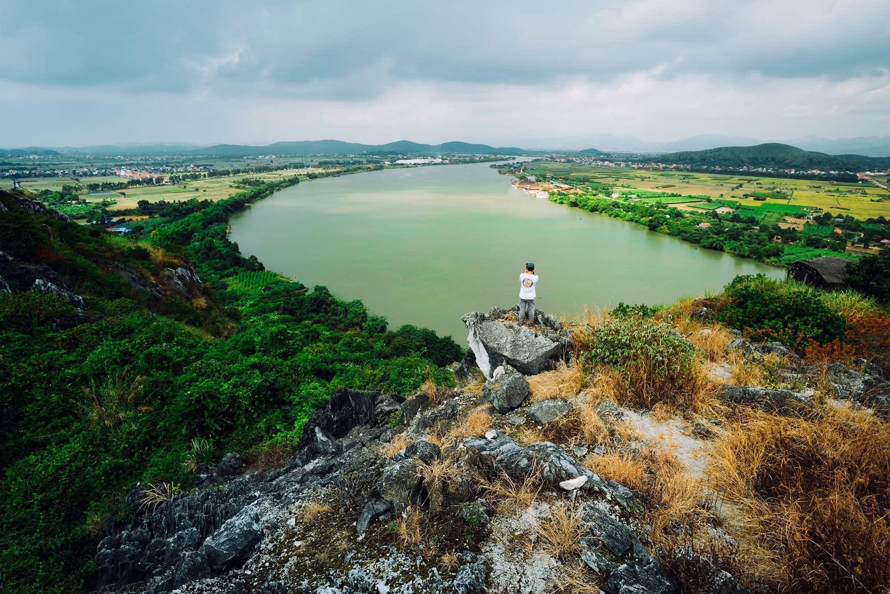 Check-in mỏm đá đỉnh núi động Kính Chủ