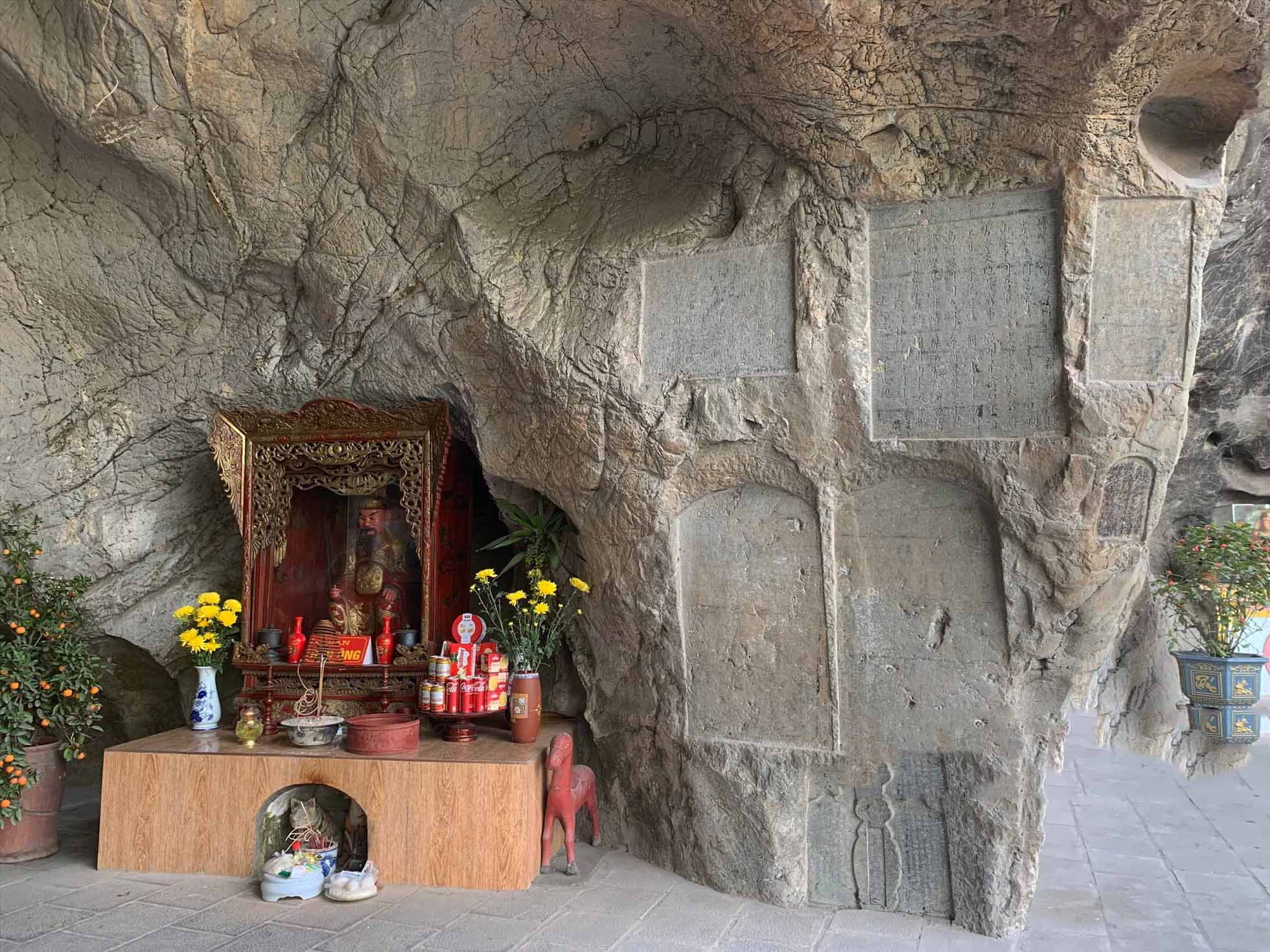 Chiêm bái động Kính Chủ