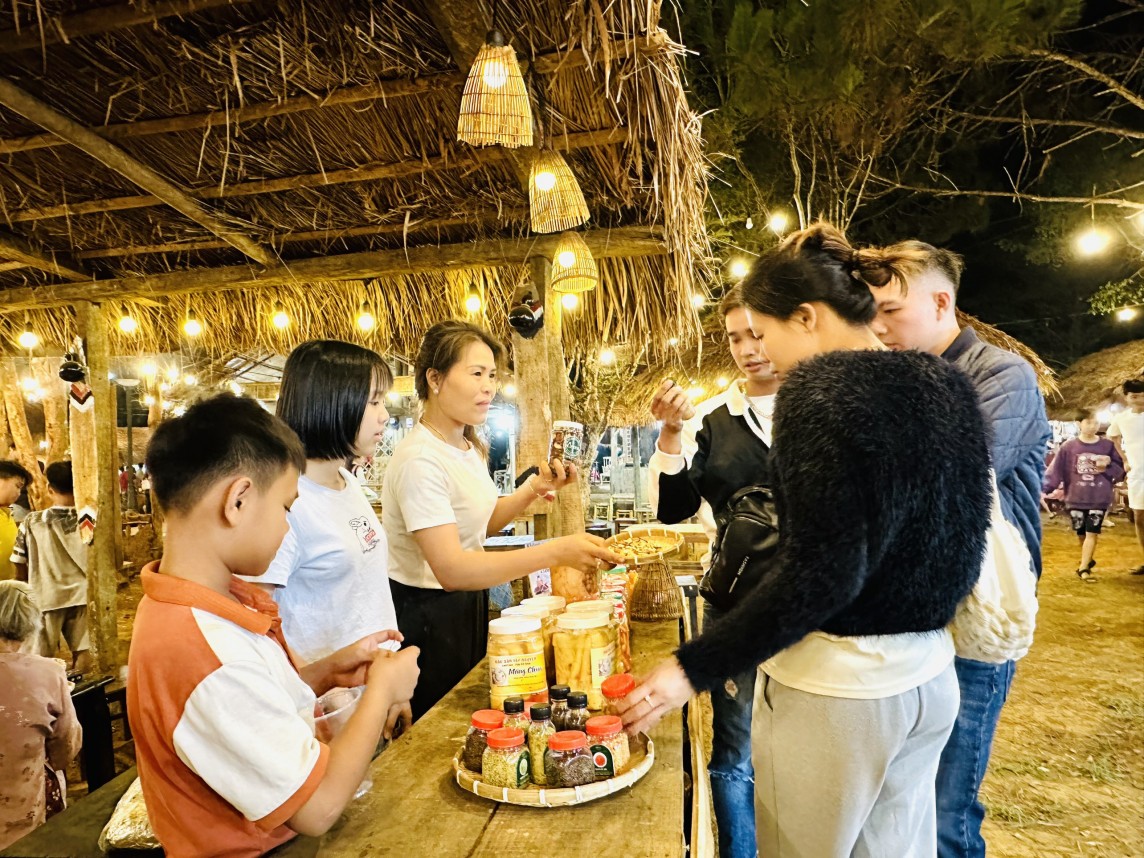 chợ phiên Măng Đen có gì