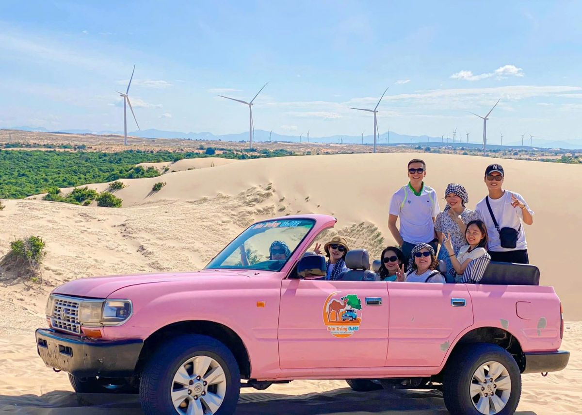 Chụp ảnh tập thể ở Bàu Trắng Mũi Né