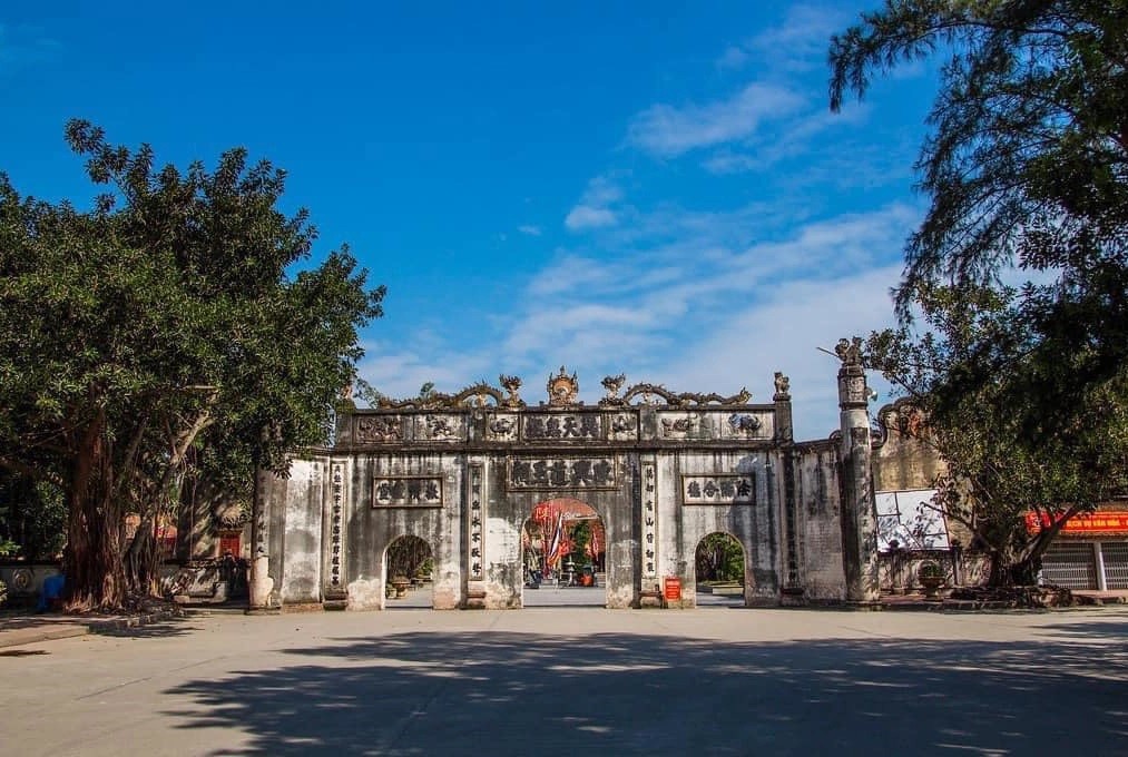 Nghi môn đền Kiếp Bạc