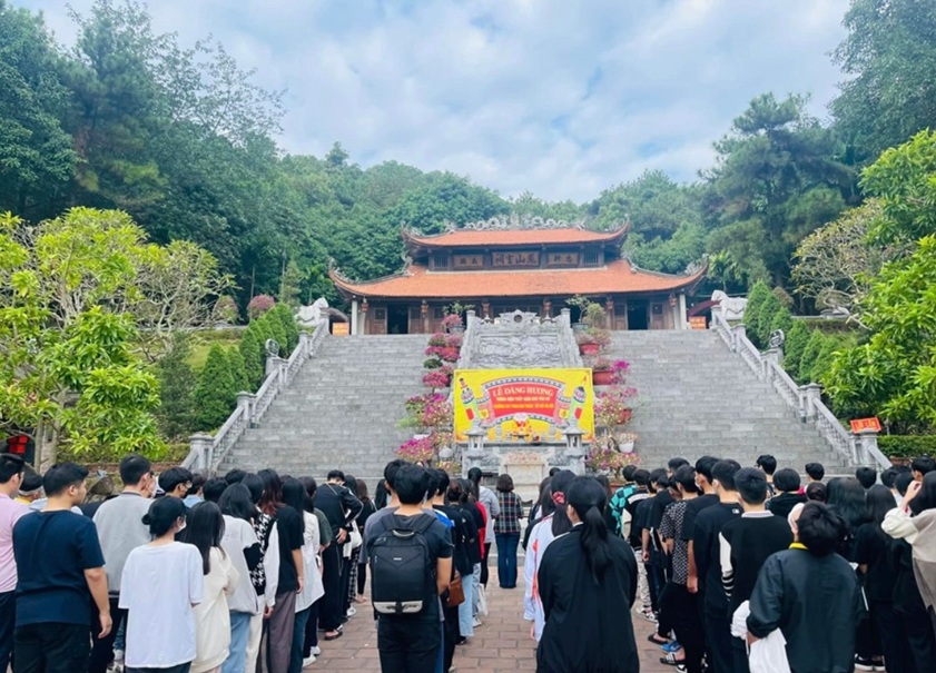 dâng hương đền thờ Chu Văn An