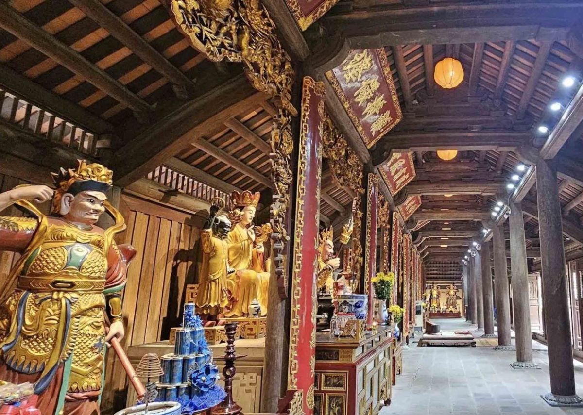 Dãy cột gỗ lim ở chùa Phật Tích