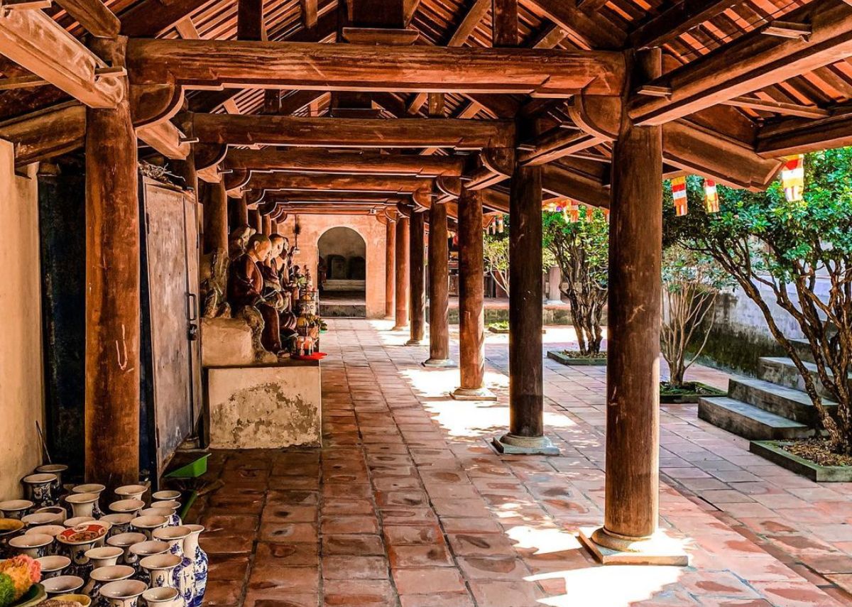 Dãy hành lang phía sau chùa Dâu