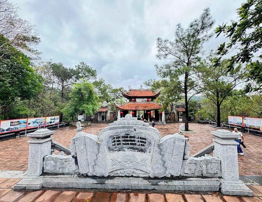 đền thờ thầy giáo Chu Văn An