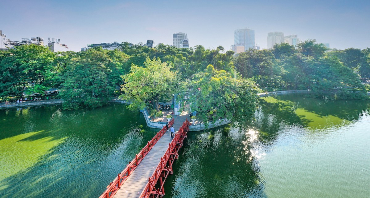 Đi dạo Hồ Gươm thư giãn cuối tuần