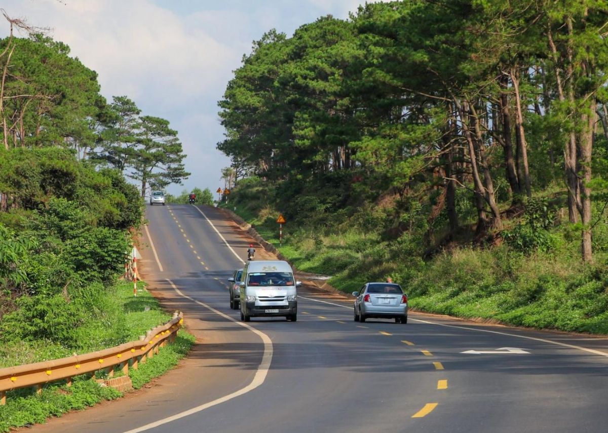 Đi ô tô qua đường mòn Hồ Chí Minh