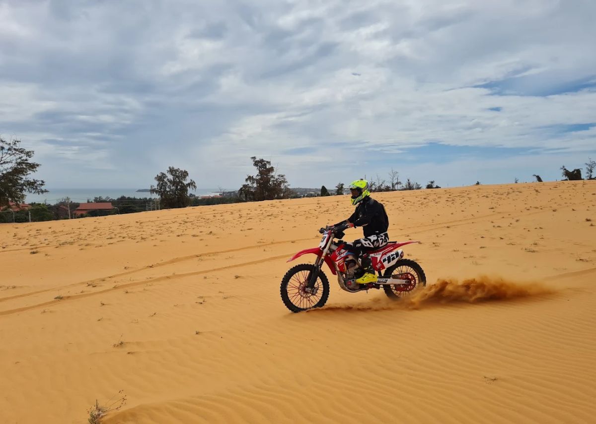 Đồi Cát Đỏ Đi xe mô tô địa hình ở Đồi Cát Đỏ