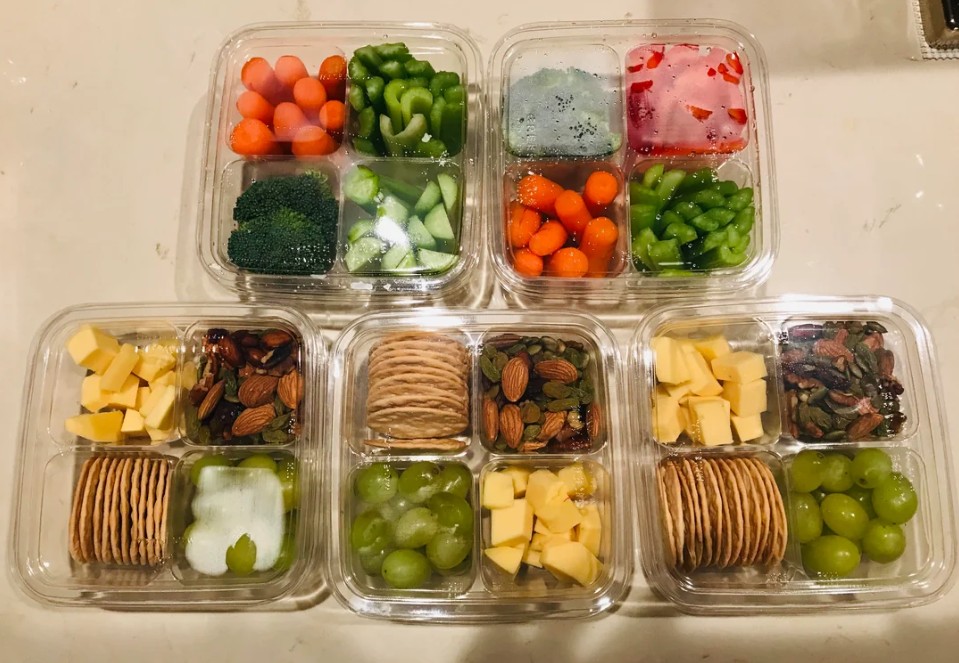 đóng gói đồ ăn mang đi du lịch