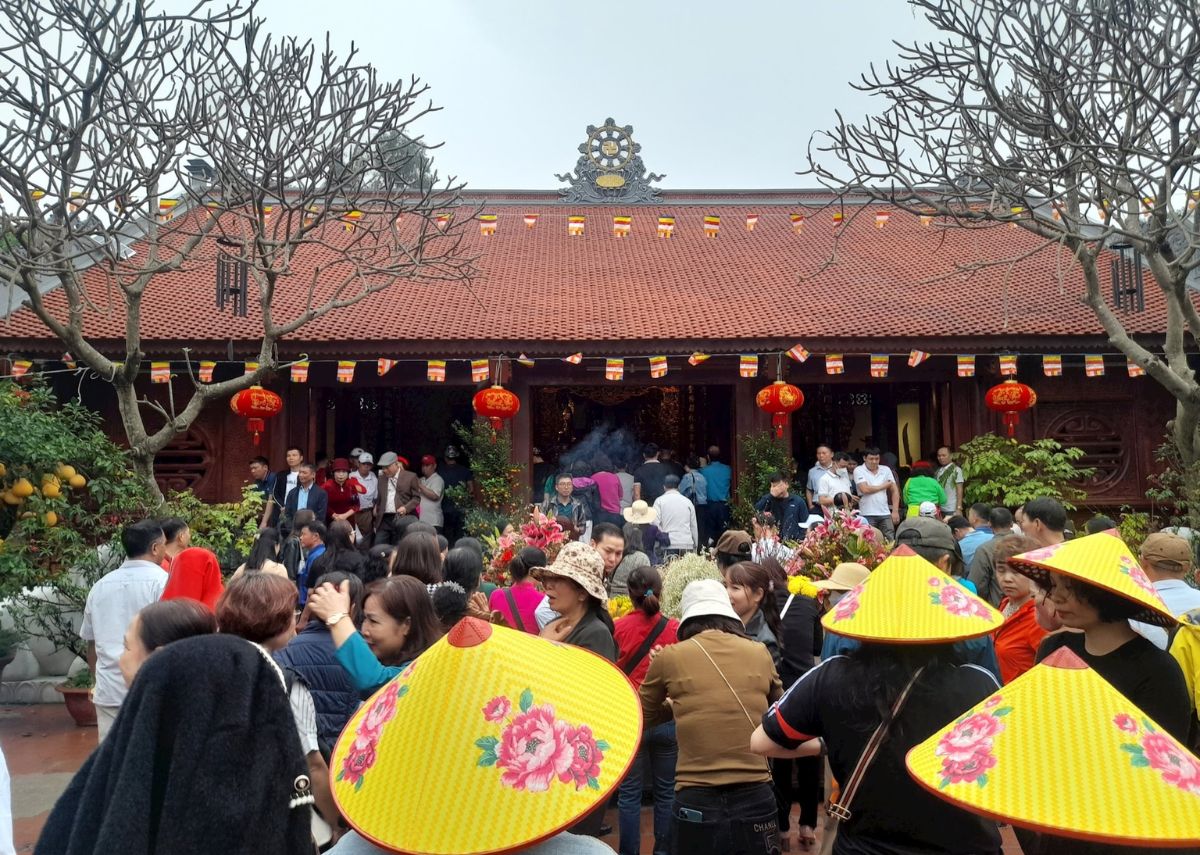 Du khách đến Hội Lim