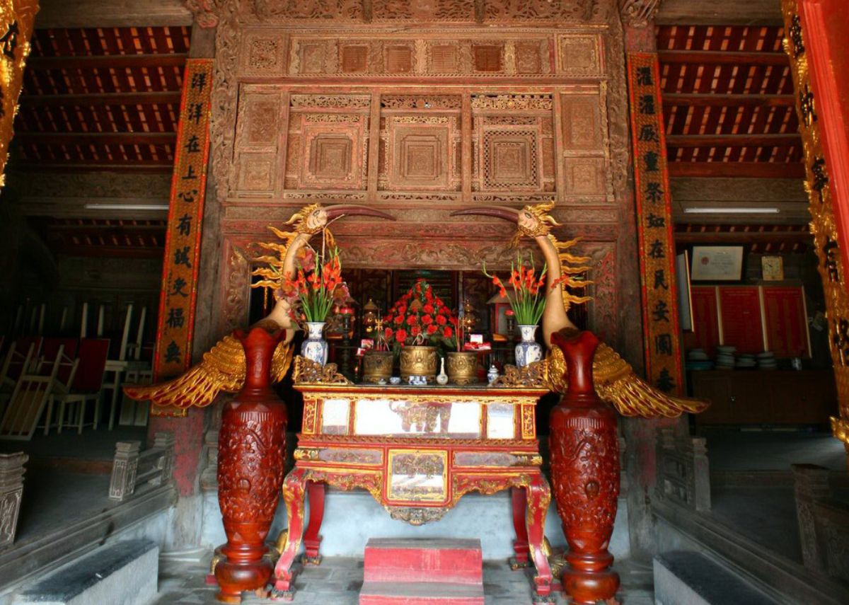 Du khách về đình Đình Bảng hành hương