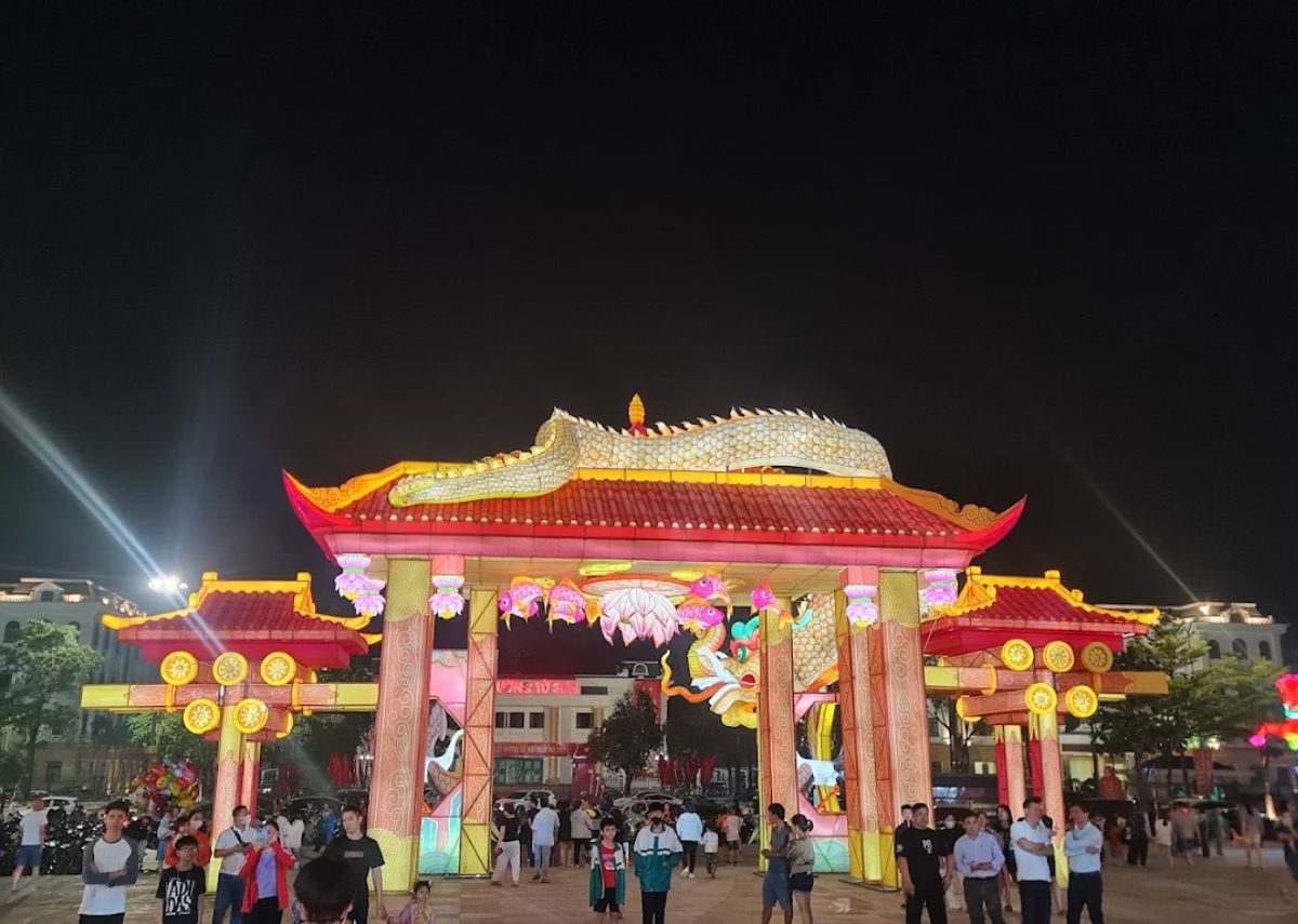 Du khách về tham dự lễ hội đền Đô
