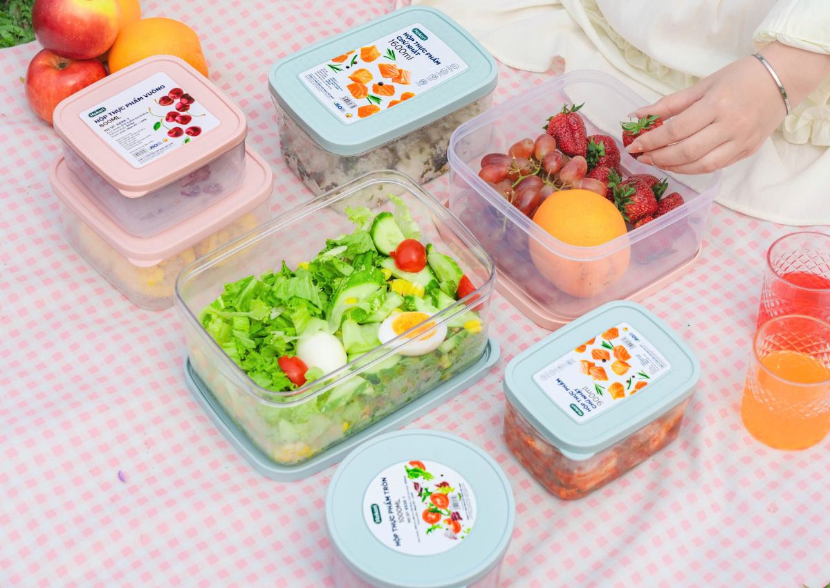 Dùng hộp đựng đồ ăn khi đi picnic