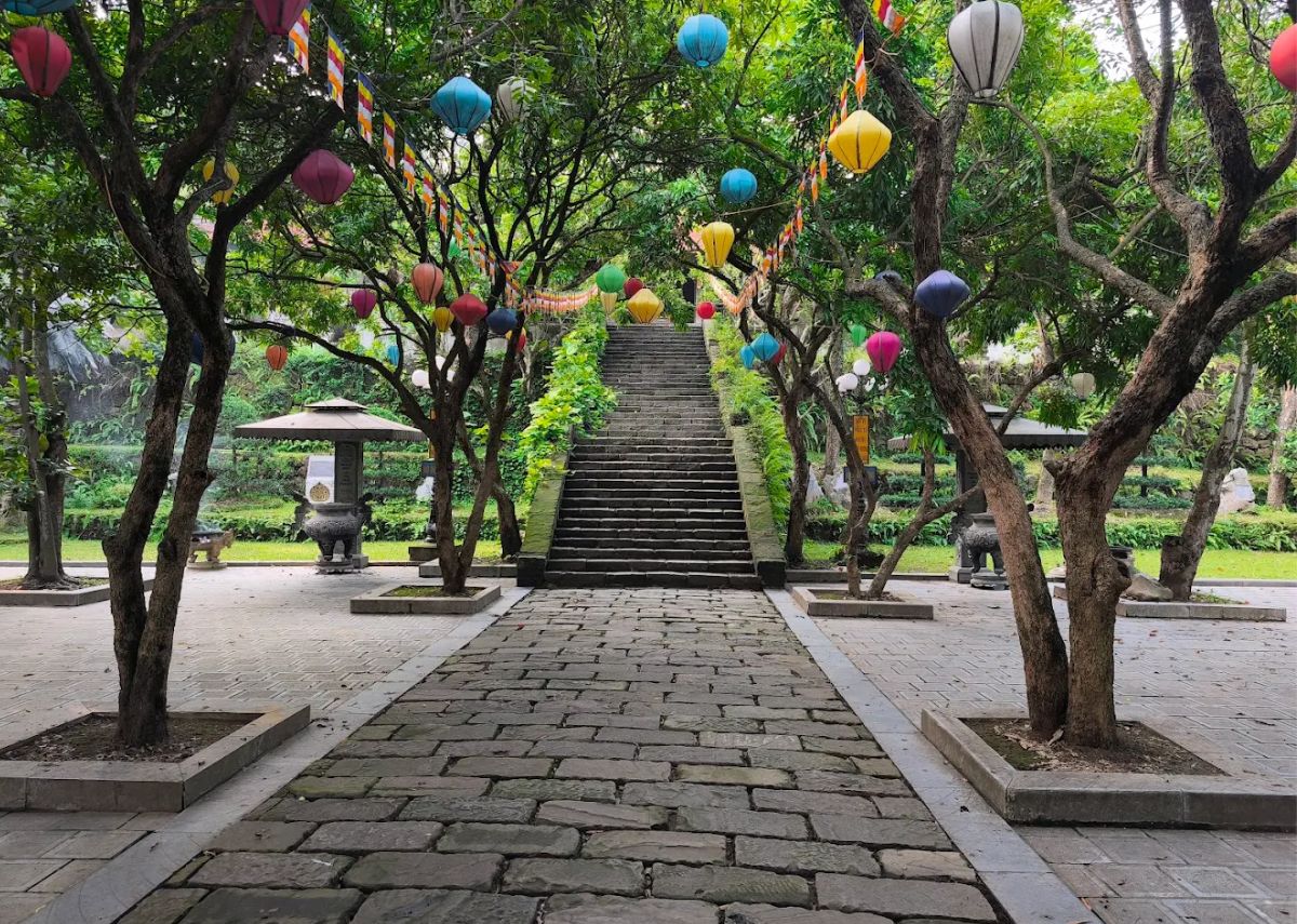 Đường dẫn lên chùa Phật Tích