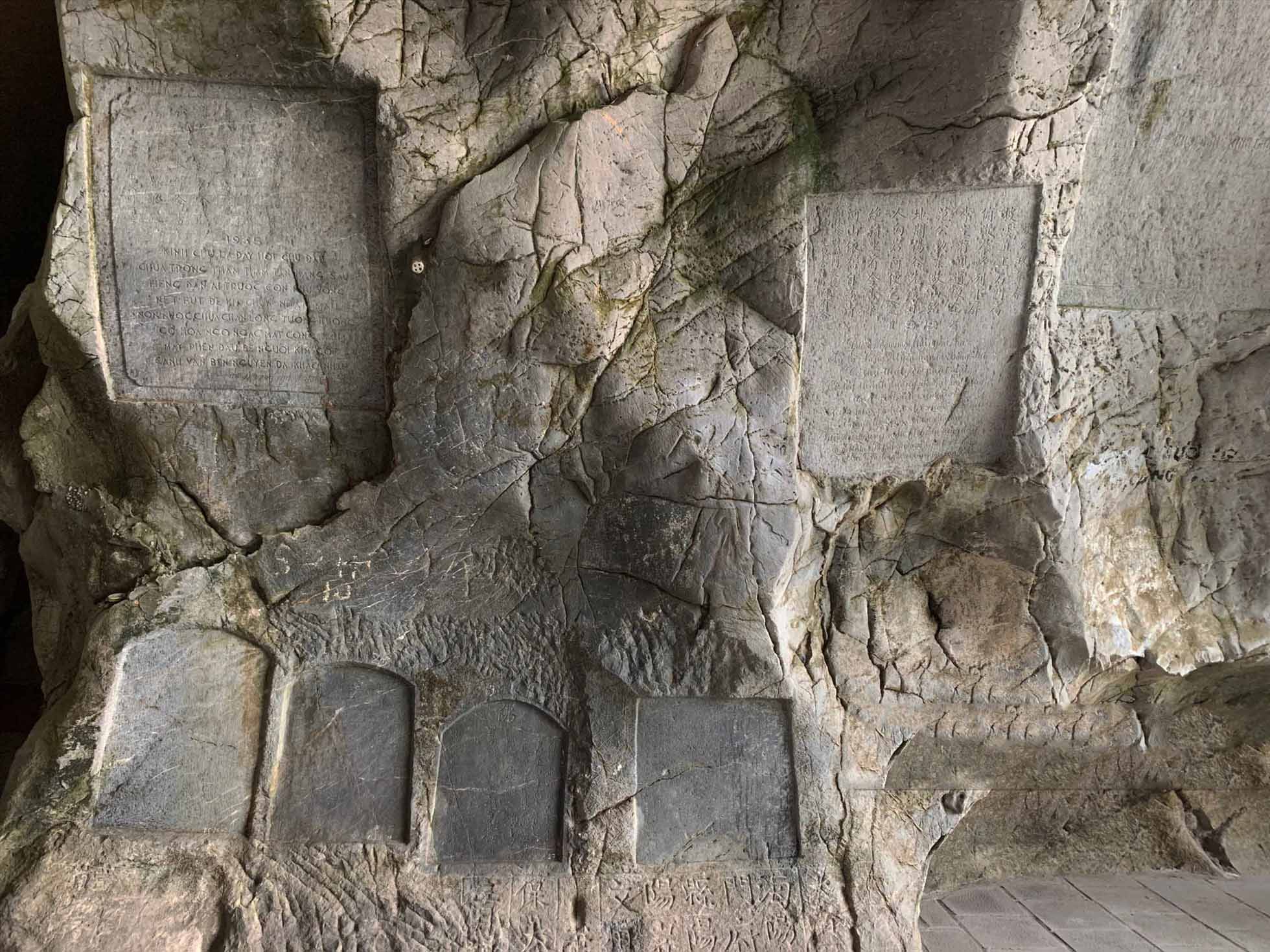 Hệ thống bia ma nhai tại động Kính Chủ