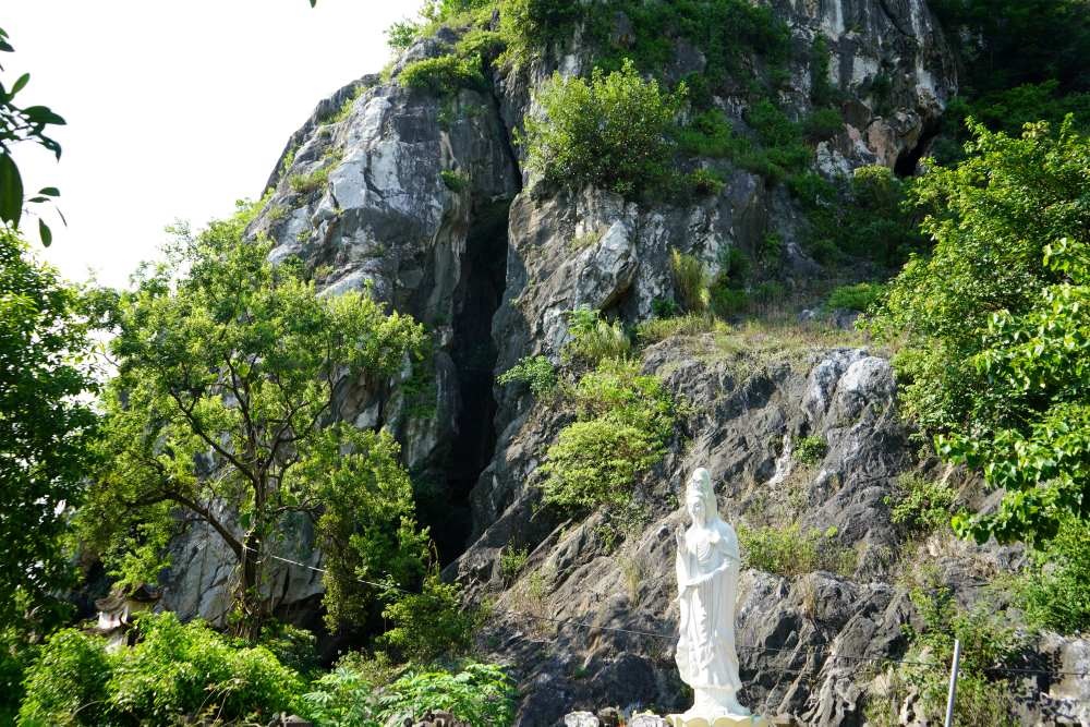 Khám phá các hang động tại Kính Chủ