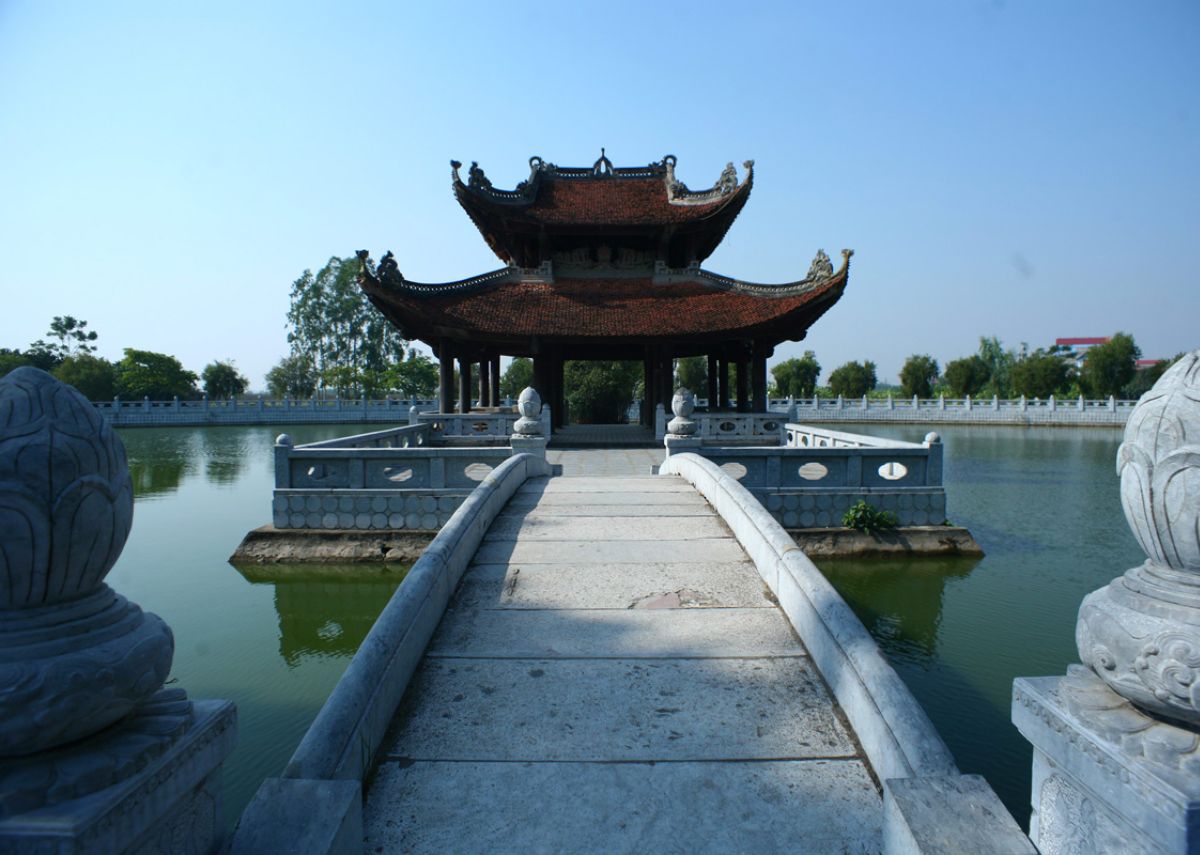 Không gian thanh tịnh ở đền Đô