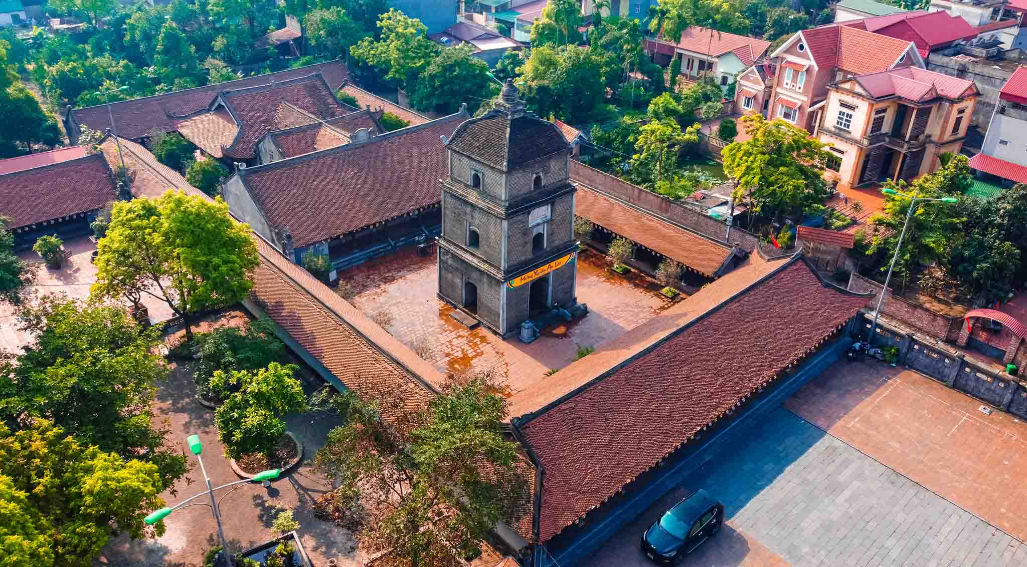 Khung cảnh chùa yên bình