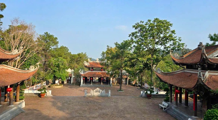 khuôn viên đền thờ Chu Văn An