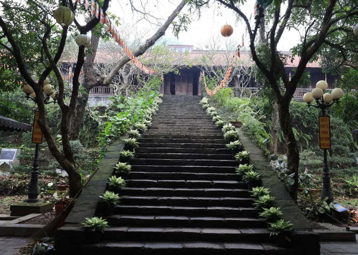 Lối dẫn lên gian chính của chùa