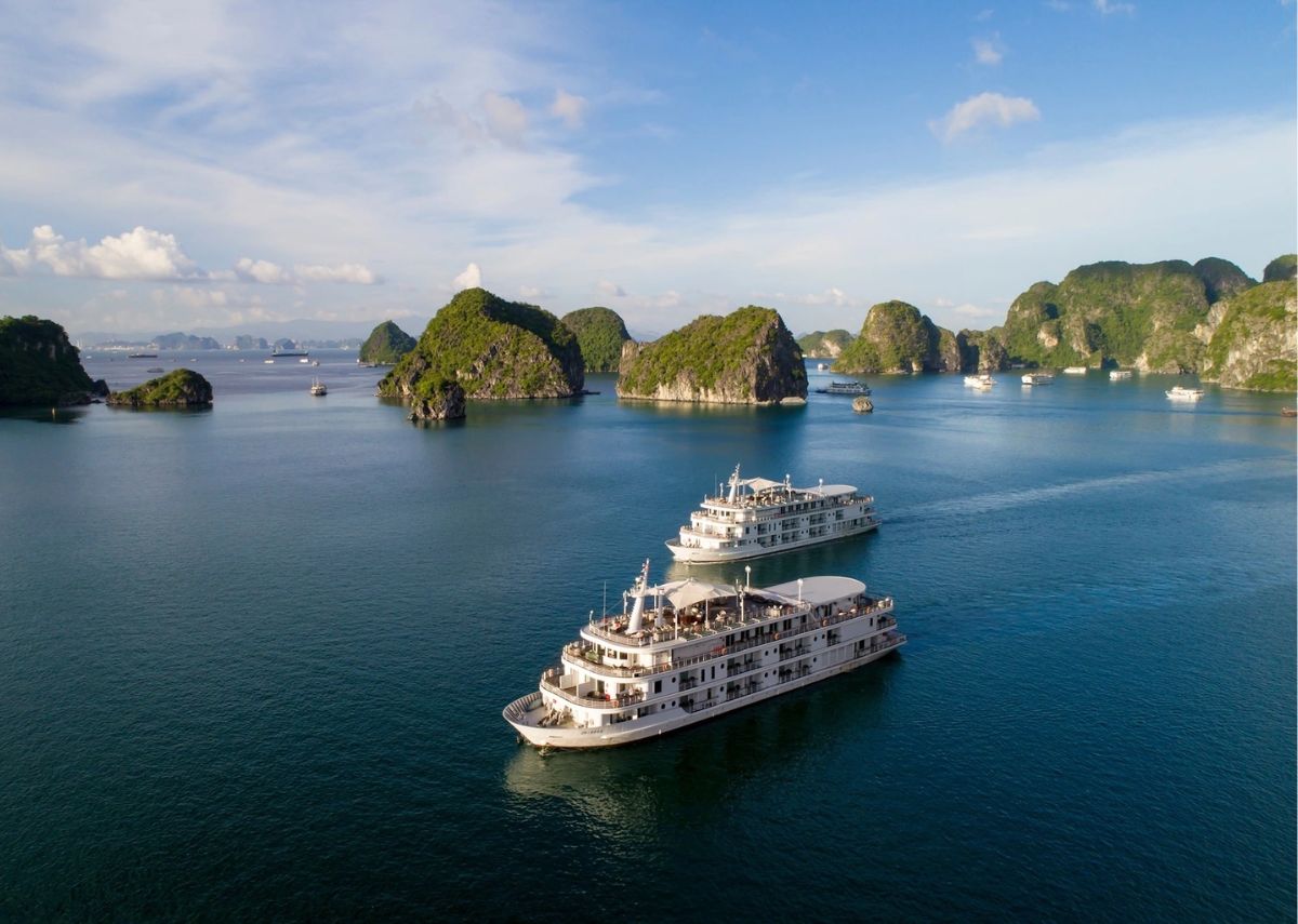 Ngắm cảnh vịnh Hạ Long