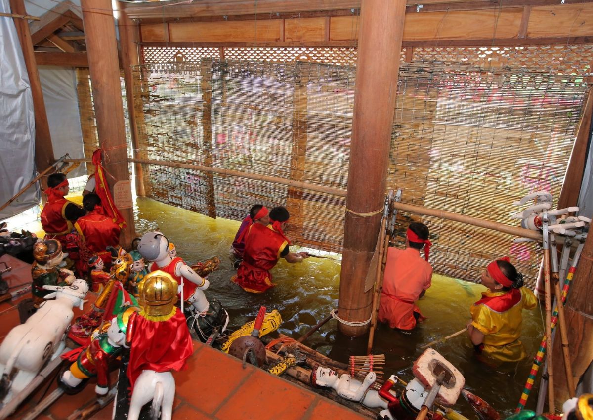 Nghệ nhân múa rối đứng trong buồng trò