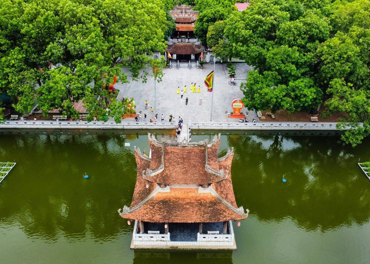 Nhà thủy đình tại đền Đô