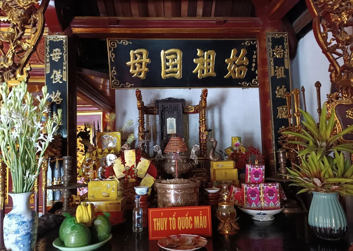 Nơi thờ Thủy tổ quốc mẫu tại đền thờ