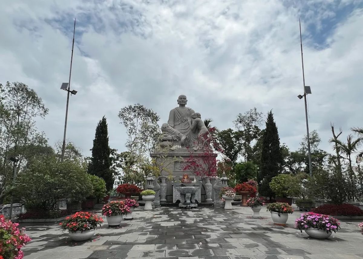 Pho tượng Thiền sư Lý Vạn Hạnh