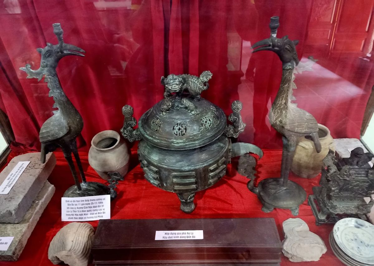 Phòng truyền thống ở đền Đô