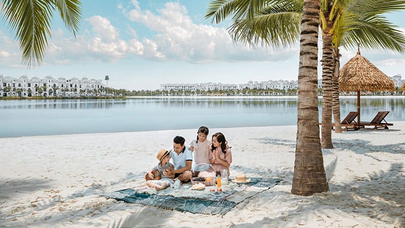 Đi picnic ăn gì Các em nhỏ đang ăn những món ăn yêu thích tại buổi picnic