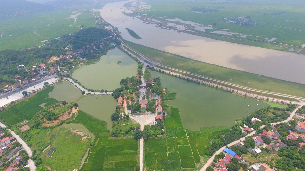 Sông Lục Đầu trước đền Kiếp Bạc