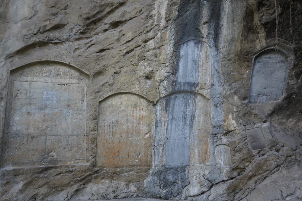 Tấm bia nhai động Kính Chủ