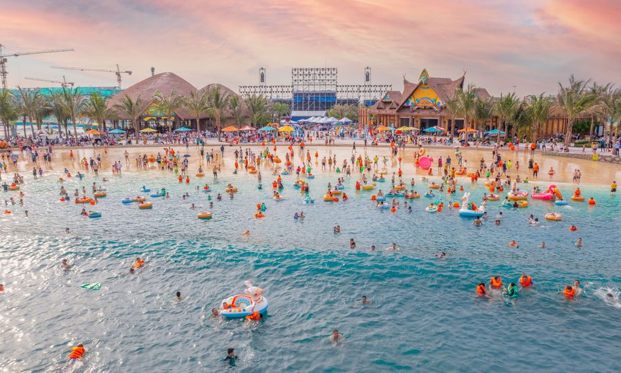 Tắm biển ở VinWonders Wave Park & Water Park