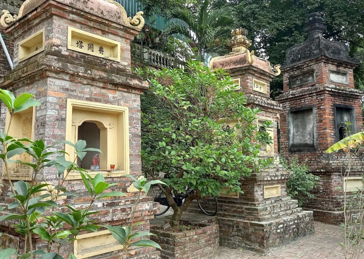 Tháp cổ tại chùa Tiêu