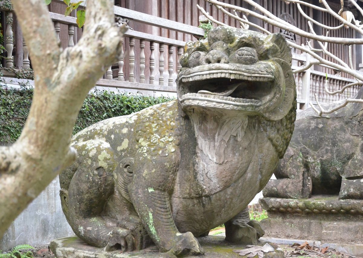 Tượng linh thú đá ở chùa Phật Tích