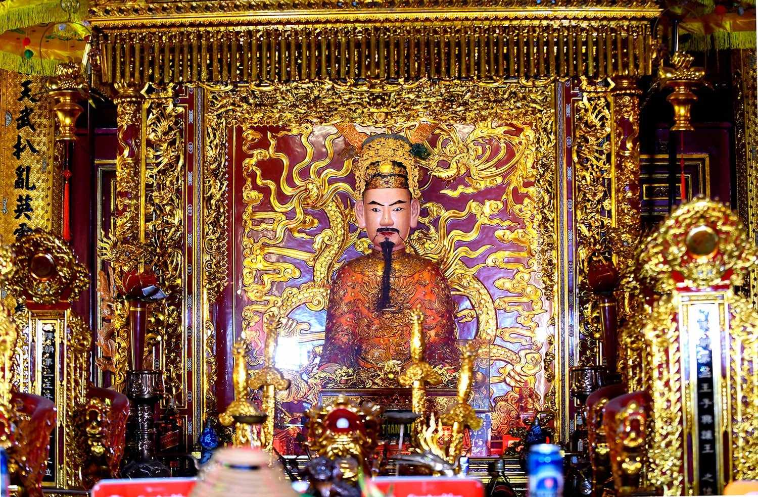 Tượng thờ Trần Hưng Đạo đền Kiếp Bạc