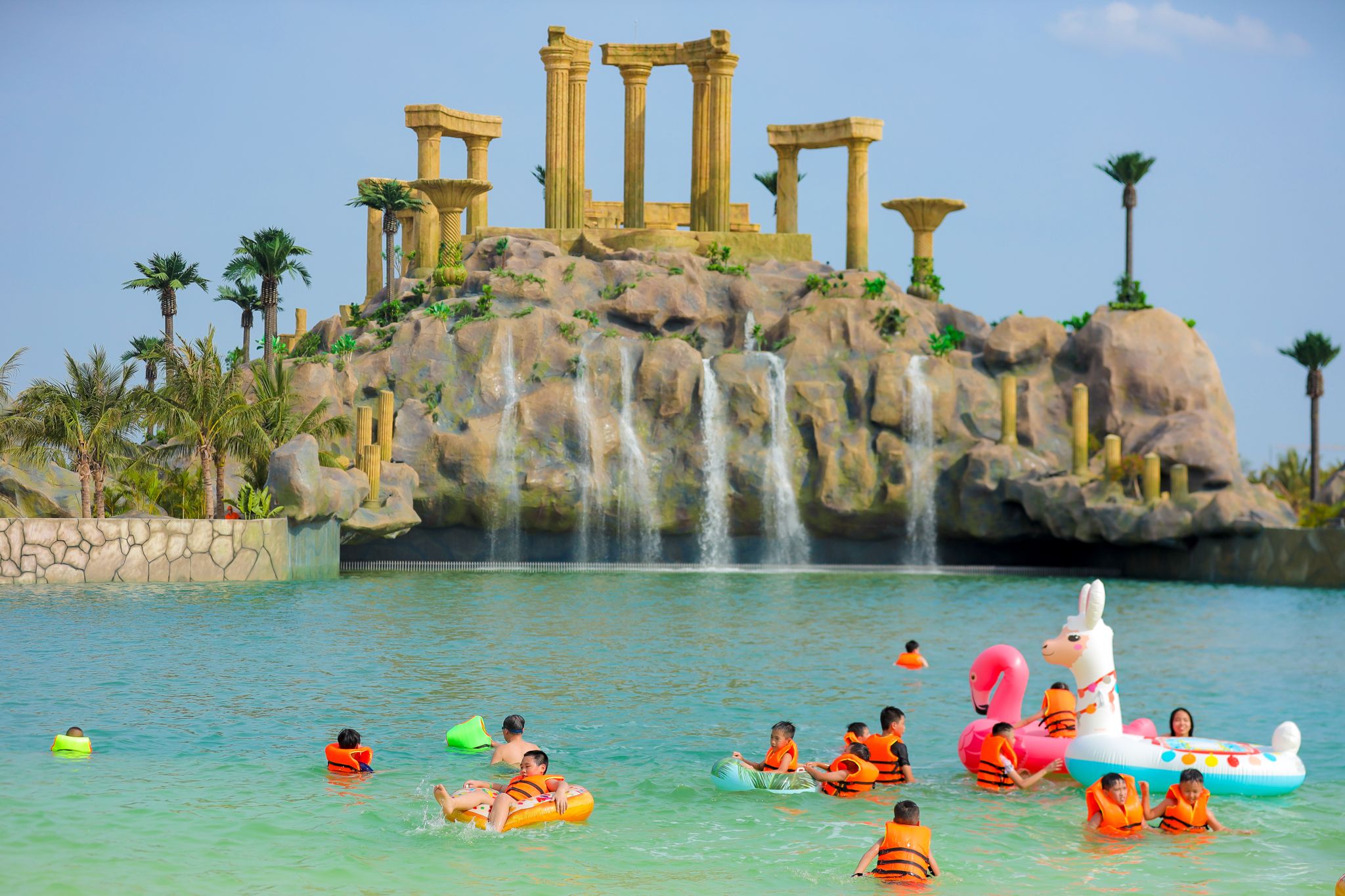 Vui chơi tại VinWonders Wave Park & Water Park