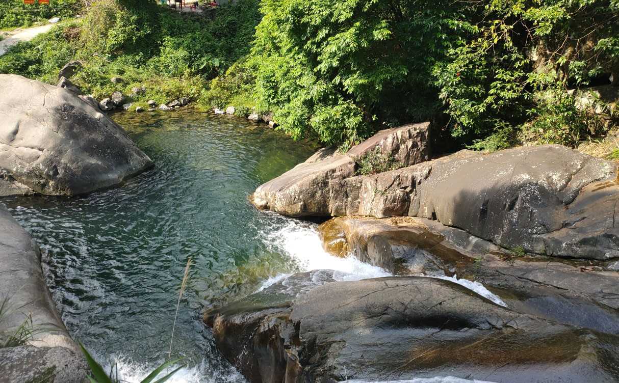 Khe Van Waterfall enchants tourists with its majestic beauty