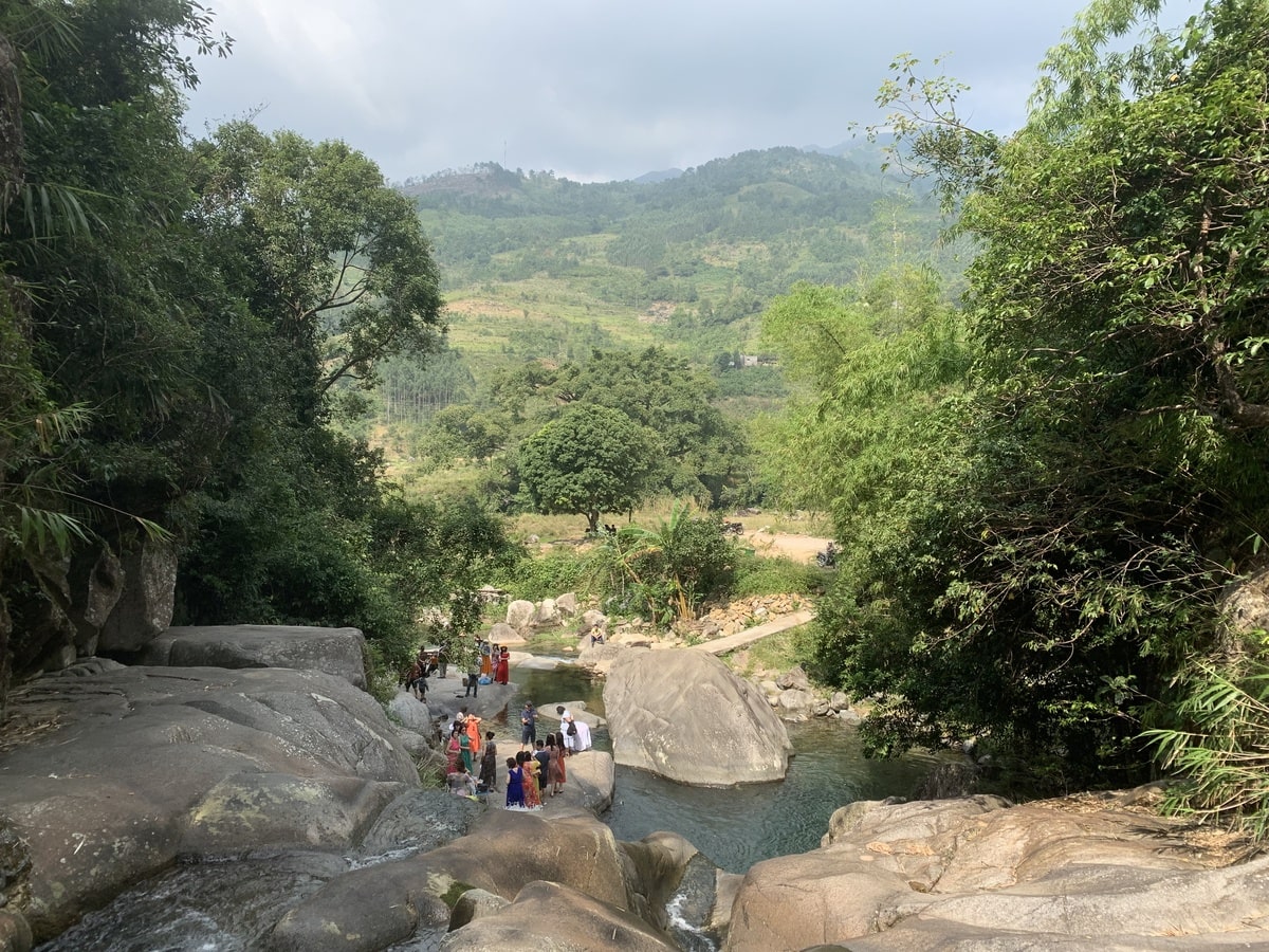 Khe Van Waterfall is as breathtaking as a work of art