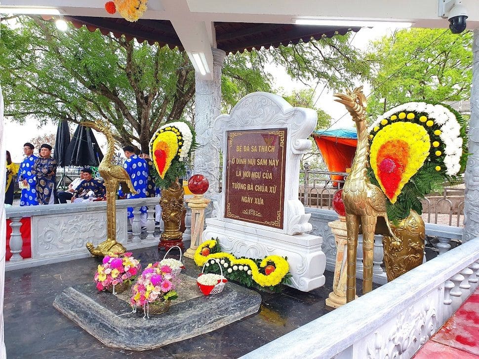 Bệ đá sa thạch núi Sam An Giang